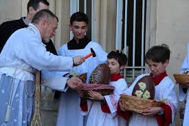 bénédiction des oeufs de pâques par le prêtre