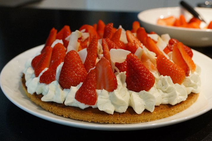 image gâteaux noisettes, amendes et fraises, chantilly